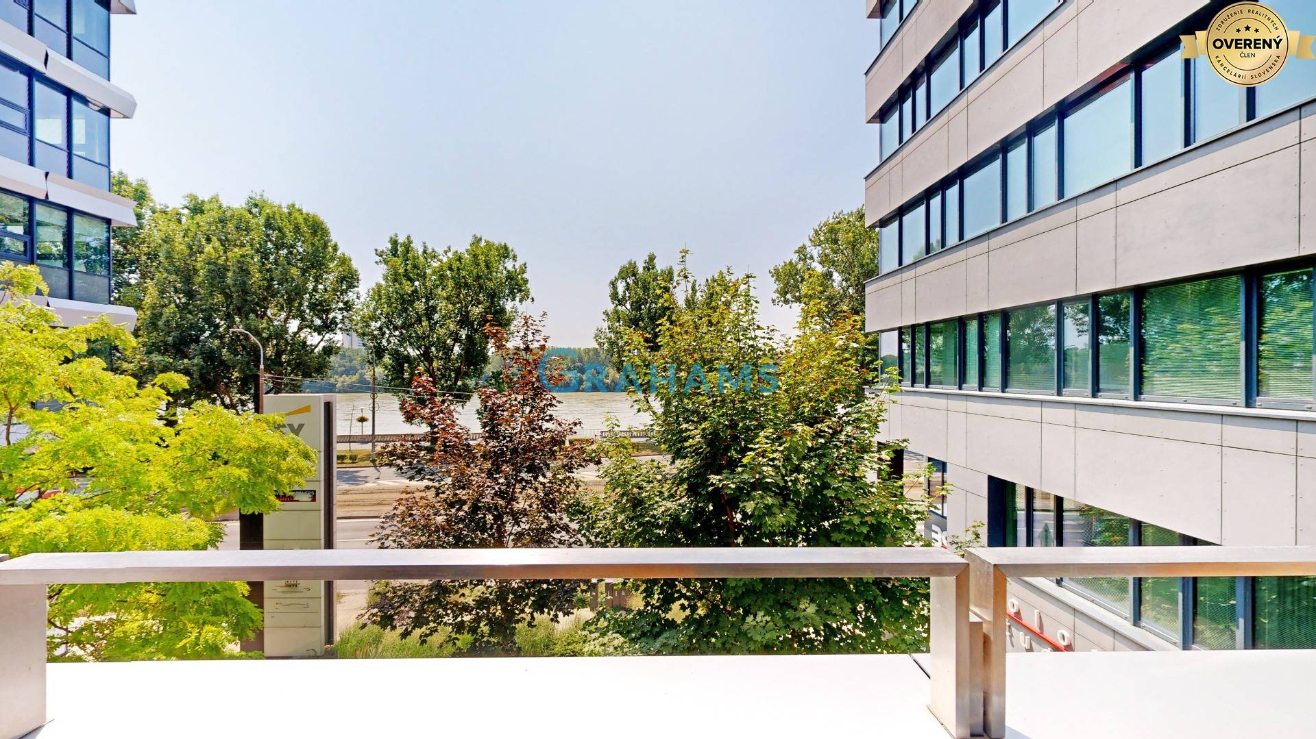 Výhľad z terasy na Dunaj