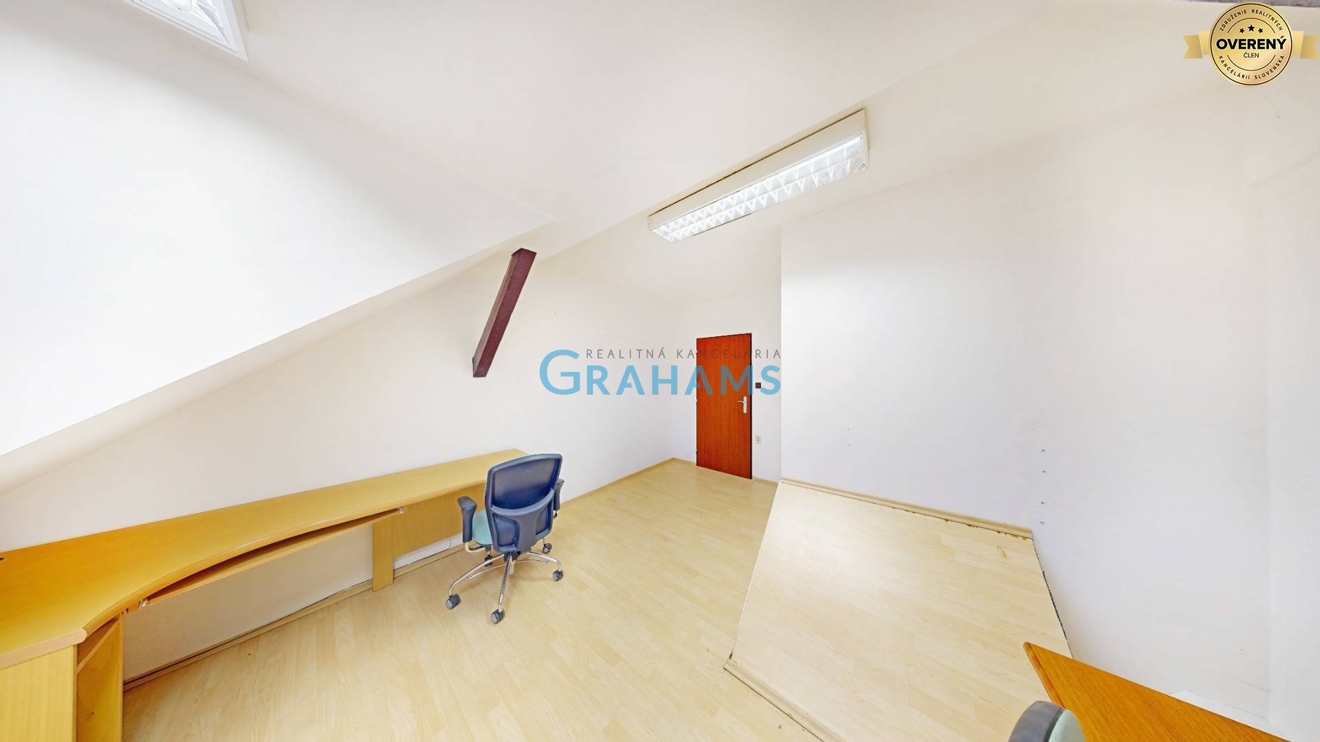 Podkrovná kancelária zadna
