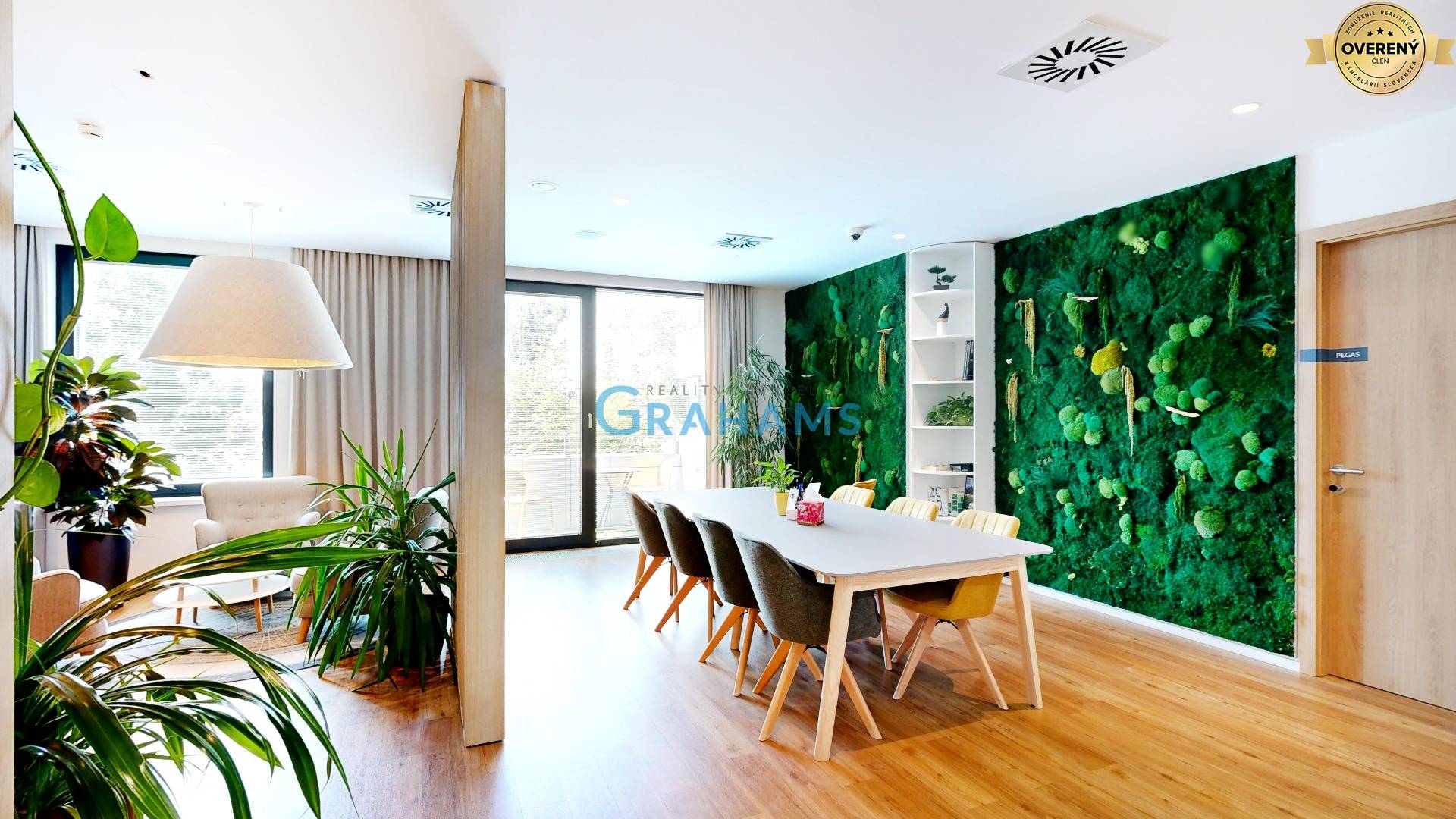 Vstupná hala oddelený stôl