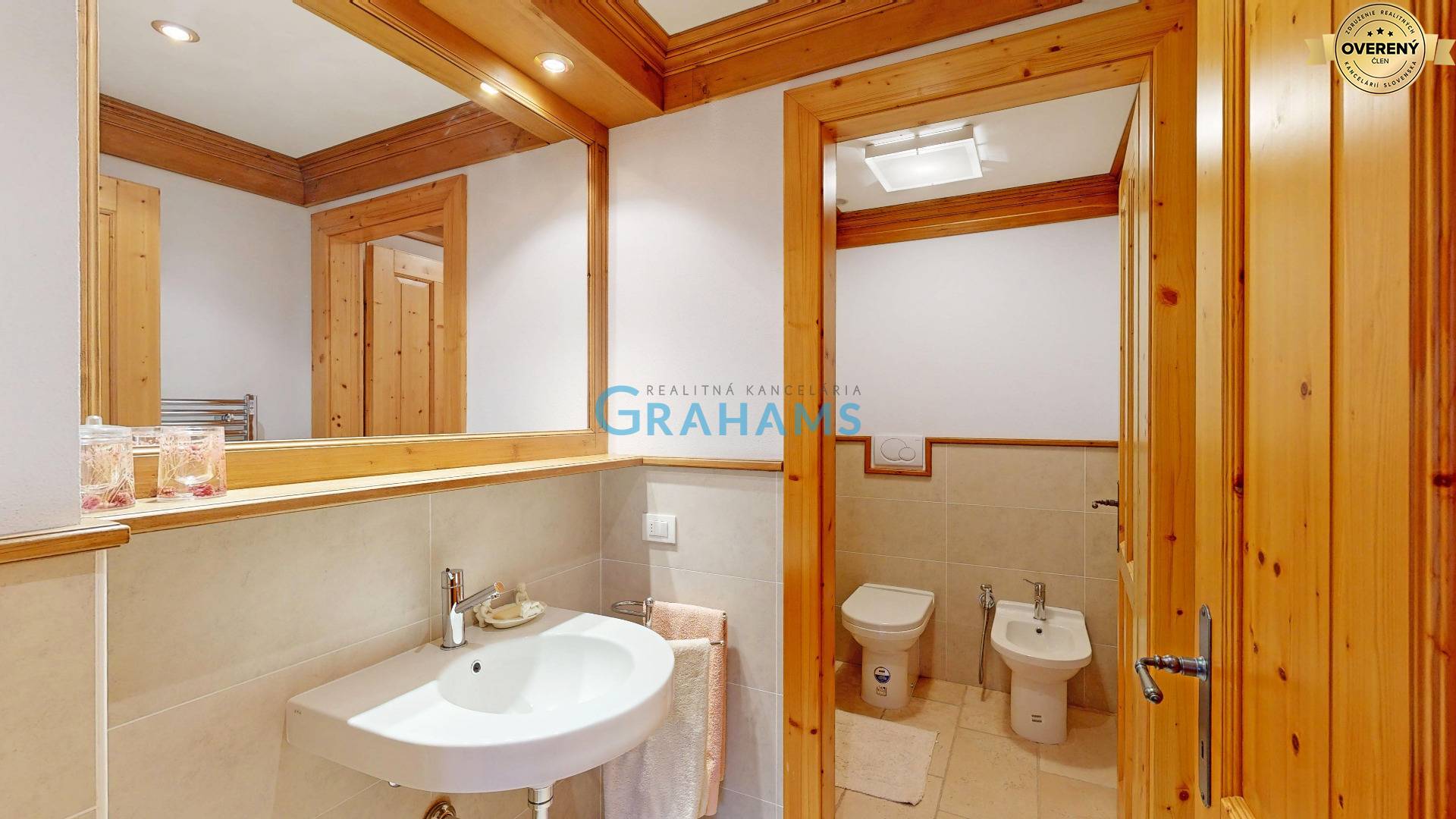 Toalet s umývadlom pri jedálni