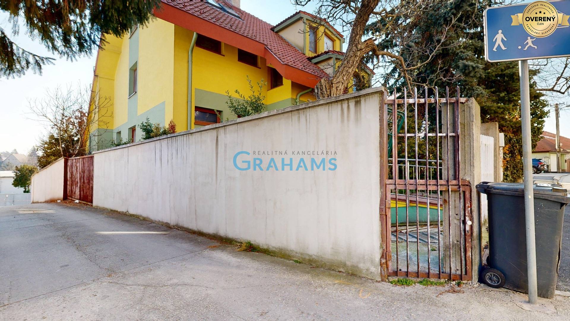 SLepá ulička popri dome