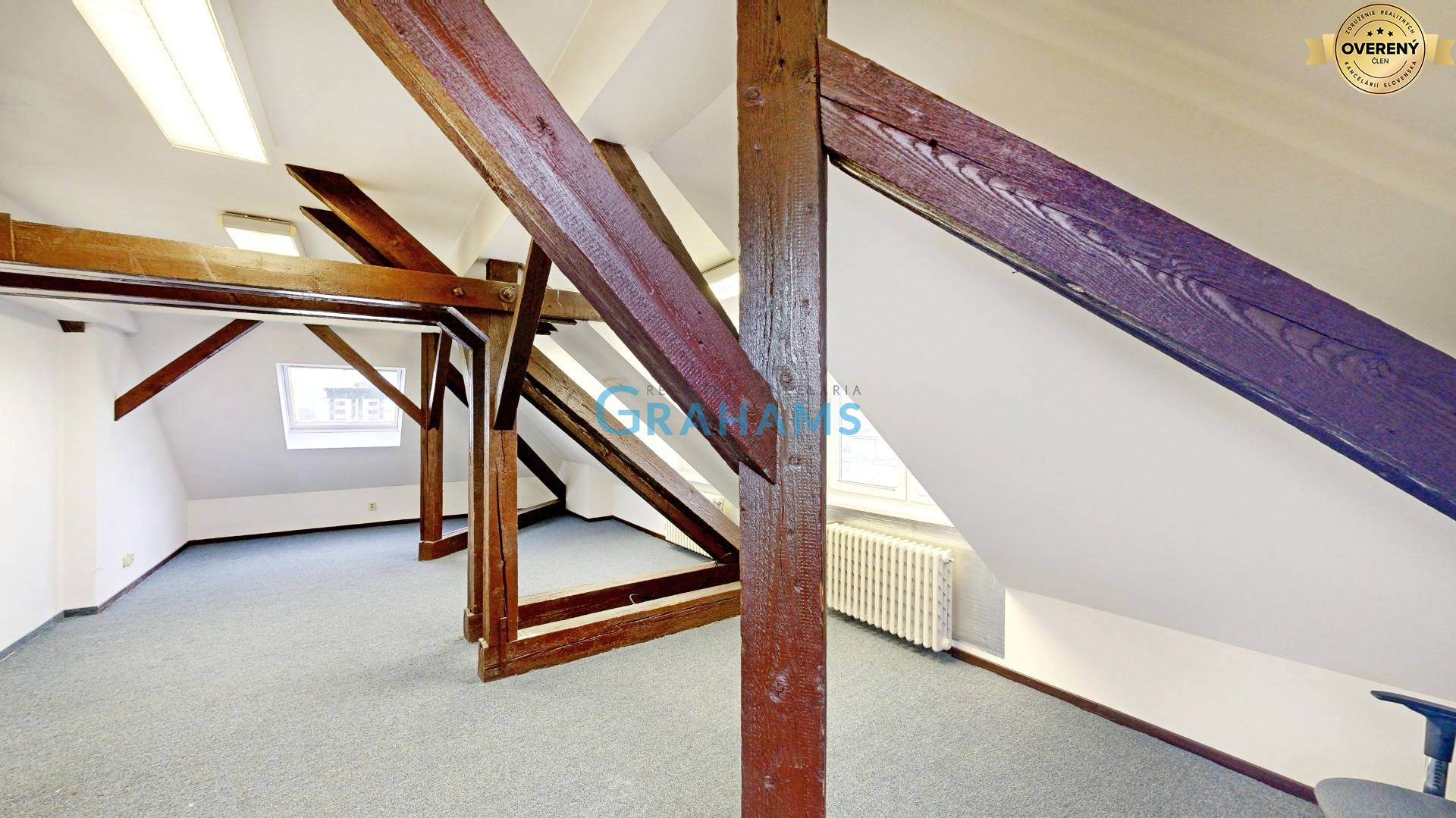 Podkrovná kancelária 44m2