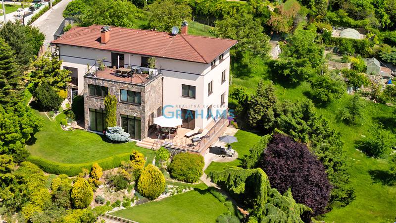 Pohľad na vilu a pozemok