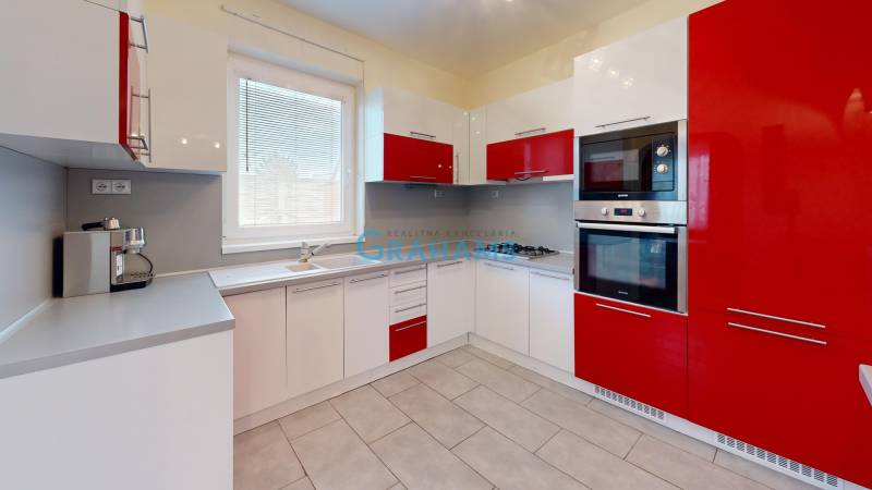 GRAHAMS-predaj-4-izb-zariadeneho-RD-Okruzna-Rovinka-Kitchen.jpg
